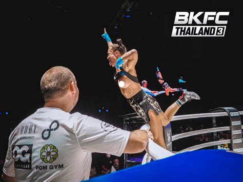 VIDEO: BKFC fighter flashes her breasts in NSFW KO。